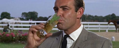 James Bond bebendo drink Mint Julep