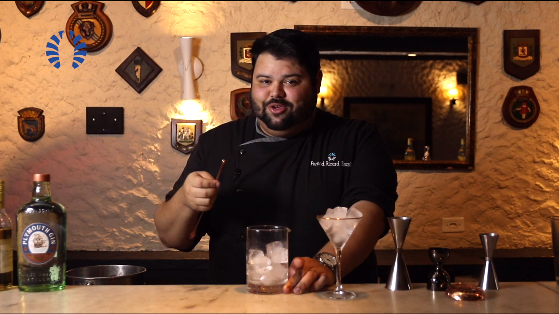 mixologista joão morandi ensina o preparo de drinks mexidos atrás do bar