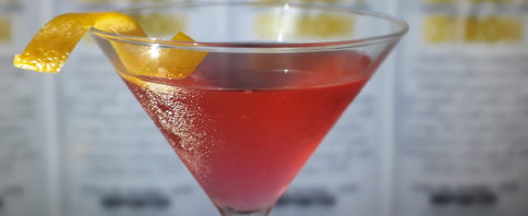 drink cosmopolitan servido em cocktail glass com zest de laranja