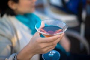 cliente segurando cocktail glass