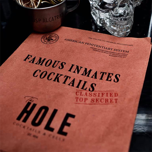 Capa da carta de drinks do bar The Hole