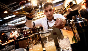 bartender servindo drink no BCB