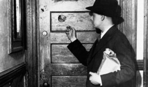 homem entrando em speakeasy durante a prohibition