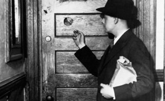 homem entrando em speakeasy durante a prohibition