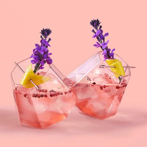 copos de punch preparados com gin rosa