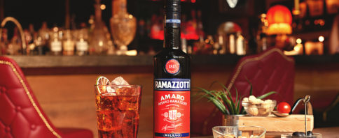 garrafa de amaro ramazzotti com cocktail ao lado