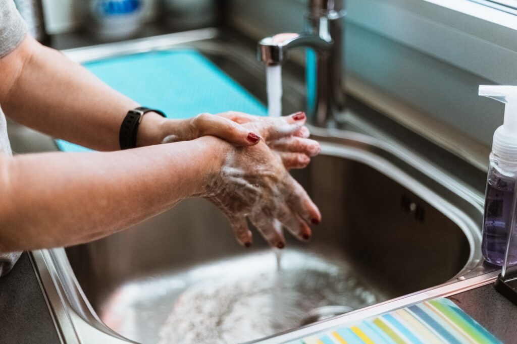 mulher lavando as mãos