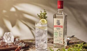 garrafa de beefeater london garden com cocktail em cima da mesa