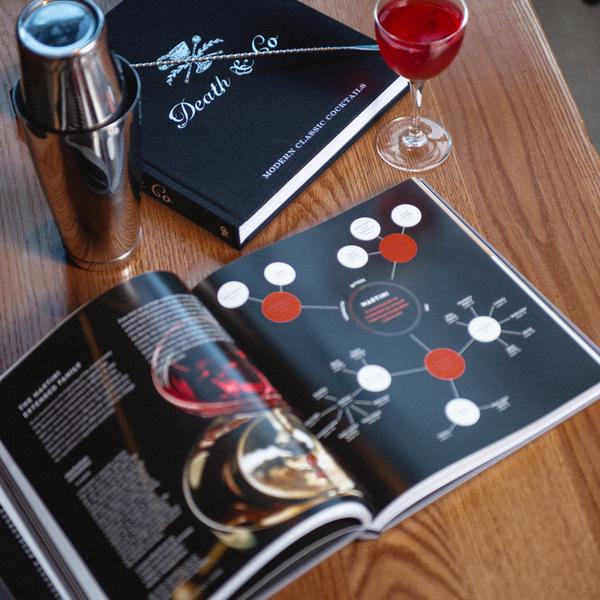 livro cocktail codex sobre a mesa