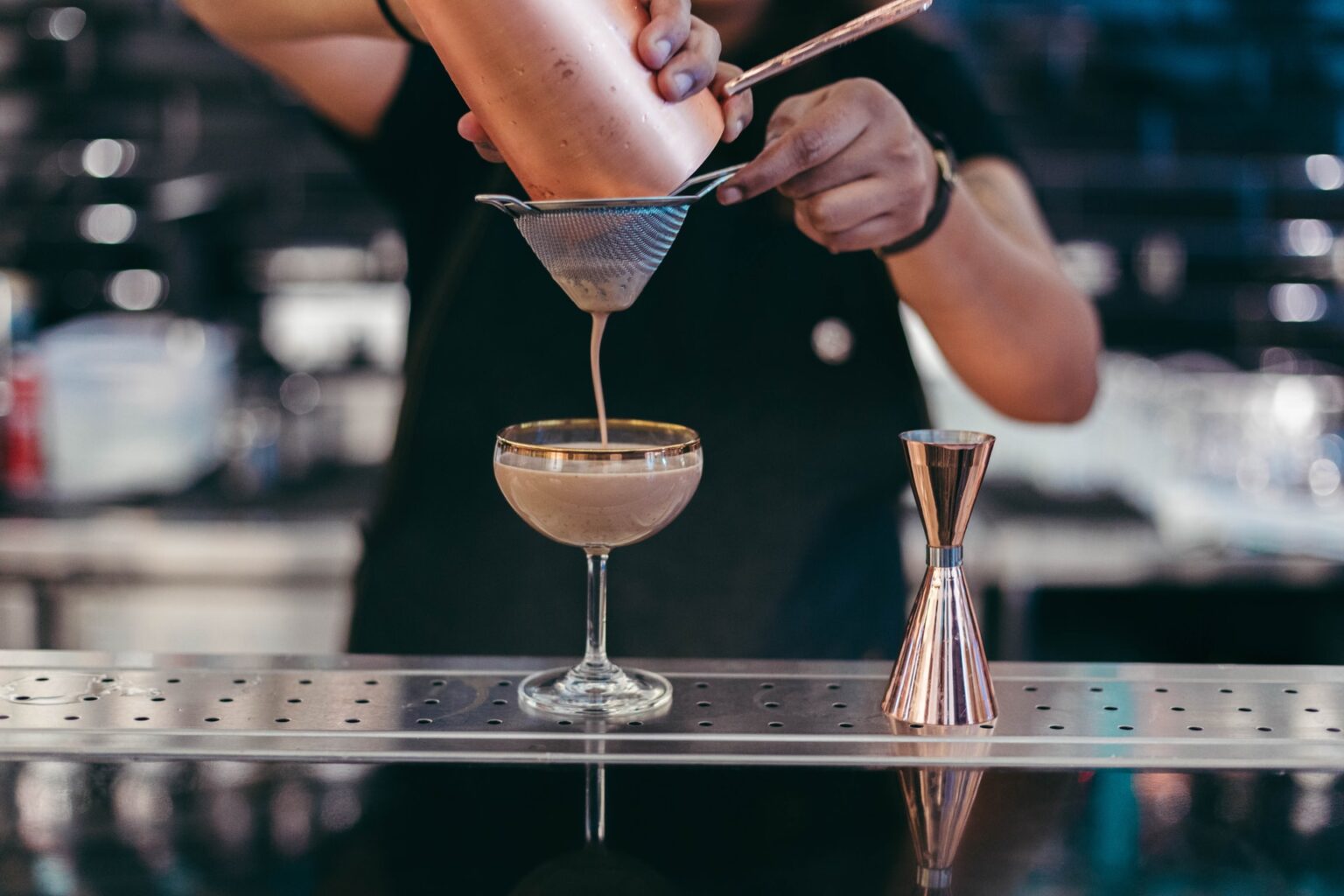 precificação de cocktails sendo preparado por bartender