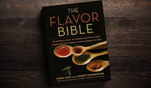 livro the flavor bible sobre a mesa