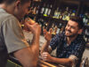 bartender praticando noções básicas de hospitalidade atrás do balcão