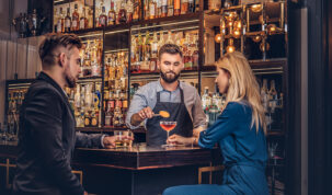 bartender preparando drinks por demanda