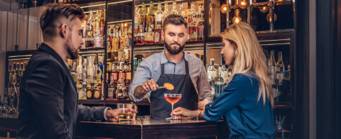 bartender preparando drinks por demanda