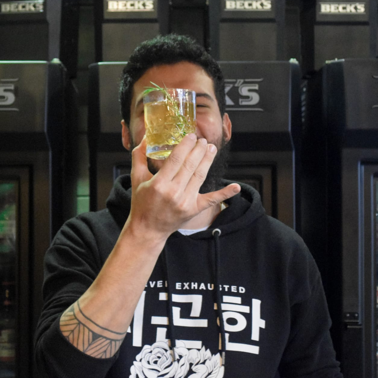 bartender thiago gadelha segurando drink