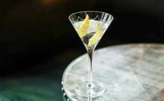 martini servido no connaught bar